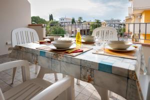einen Tisch mit Schalen und Platten auf dem Balkon in der Unterkunft Casa di Franco in Alba Adriatica
