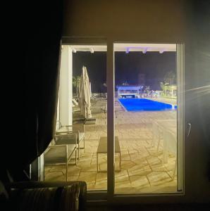 Bazén v ubytování Luxury Home & Pool nebo v jeho okolí