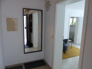 een spiegel aan een muur naast een woonkamer bij Apartment Sonnenschein in Bad Neustadt an der Saale