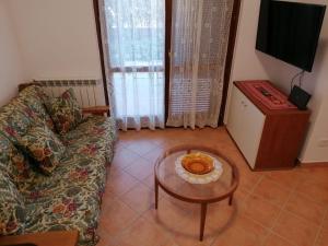sala de estar con sofá y mesa de centro en Casa nel Borgo, en Montemerano