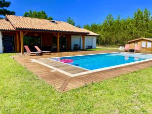 a swimming pool in the yard of a house at Magnifique villa avec piscine in Escource