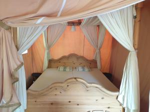 Ένα ή περισσότερα κρεβάτια σε δωμάτιο στο gîtes la Jaurie