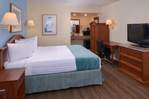 Кровать или кровати в номере Edgewater Inn and Suites