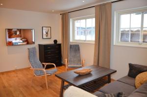 ein Wohnzimmer mit einem Sofa und einem Tisch in der Unterkunft Ramundberget Skarsgården in Bruksvallarna