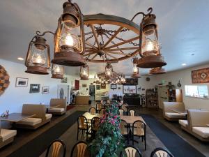 une salle à manger avec un arbre de Noël sur une table dans l'établissement Border Inn Casino, à Baker