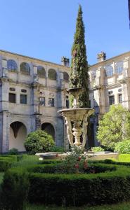 fontanna przed dużym budynkiem w obiekcie Casa Licerio w mieście Samos