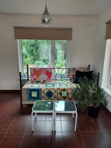 1 dormitorio con cama, mesa y ventana en jõekalda kodumajutus en Häädemeeste