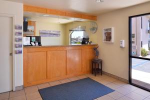 Kuchyň nebo kuchyňský kout v ubytování Edgewater Inn and Suites