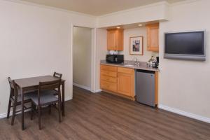 Kuchyň nebo kuchyňský kout v ubytování Edgewater Inn and Suites