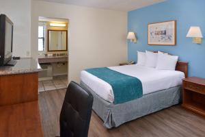 Postel nebo postele na pokoji v ubytování Edgewater Inn and Suites