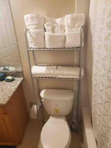 łazienka z toaletą i wieszakiem na ręczniki w obiekcie K&D EXCLUSIVE At the Vistas w mieście Runaway Bay