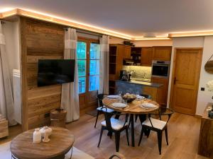 Μια τηλεόραση ή/και κέντρο ψυχαγωγίας στο Appartement Luxe Prince des Cimes Arc 1950 Piscine intérieure et extérieure
