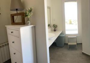 アビラにあるEl Cabezueloのバスルーム(シンク、鏡付きカウンター付) +27枚の写真