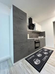 Η κουζίνα ή μικρή κουζίνα στο Deniz’s Serviced Apartment.