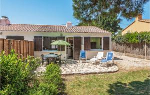 ein Haus mit einer Terrasse mit Tisch und Stühlen in der Unterkunft Holiday Home Les Moutiers En Retz Rue De Bois Millet in Les Moutiers