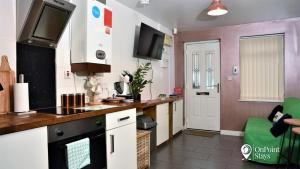 een keuken met een aanrecht en een fornuis bij Smallest House in Chester - Cosy 1 Bedroom Home in Chester