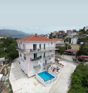 een luchtzicht op een gebouw met een zwembad bij AAA Anić Amazing Apartments DELUXE in Split