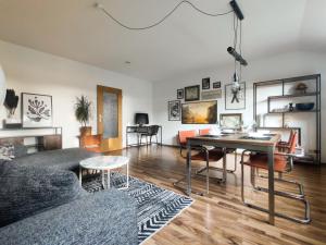 Ruang duduk di INIKAMA: Designer Apartment im Grünen – Netflix