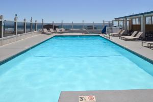 Bazén v ubytování Edgewater Inn and Suites nebo v jeho okolí
