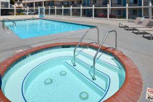 Bazén v ubytování Edgewater Inn and Suites nebo v jeho okolí