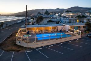 A view of the pool at Edgewater Inn and Suites or nearby