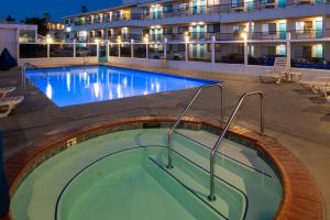 Bazén v ubytování Edgewater Inn and Suites nebo v jeho okolí