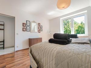 een slaapkamer met een bed en een raam bij INIKAMA: Designer Apartment im Grünen – Netflix in Rosengarten