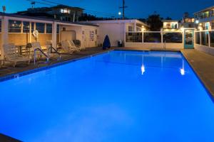 Bazén v ubytování Edgewater Inn and Suites nebo v jeho okolí