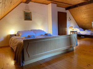 - une chambre avec un grand lit dans l'établissement Jurček Holiday Home, à Kotlje