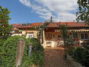 ein Haus mit einem gemauerten Gehweg vor einem Hof in der Unterkunft Anjas Ferienhaus Freiburg in Freiburg im Breisgau