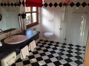 A bathroom at Gasthof Safenhof