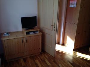 A television and/or entertainment centre at Gasthof Safenhof