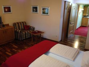 A bed or beds in a room at Gasthof Safenhof
