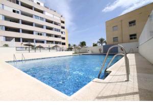 a large swimming pool in front of a building at Apartamento Paraíso in Roquetas de Mar