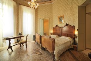 เตียงในห้องที่ Residenza d'Epoca Regina d'Arborea