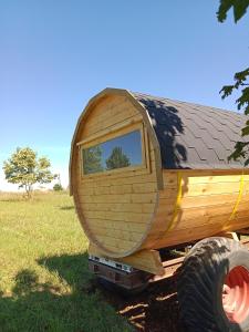 a large woodenruck with a window on the back at Un tonneau à la belle étoile in Irancy