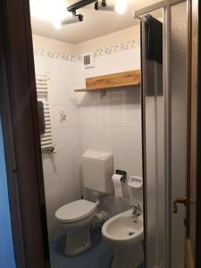 Affascinante appartamento ai piedi dell'ovovia في كورمايور: حمام صغير مع مرحاض ومغسلة +34 صورة