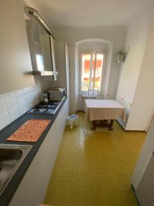 Kuchyňa alebo kuchynka v ubytovaní Casa Le Grazie V Battisti nr 141 Portovenere