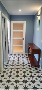 um quarto com uma porta e piso em azulejo em SoNiceRiviera em Nice