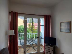 TV a/nebo společenská místnost v ubytování Apartamentos Yasmina