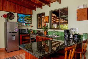 Кухня или мини-кухня в Villas Oasis
