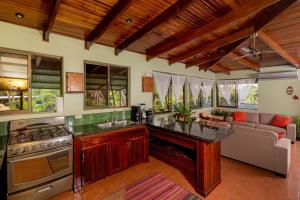Kuchyň nebo kuchyňský kout v ubytování Villas Oasis