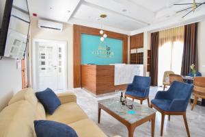 sala de estar con sofá y sillas azules en Vistamar Hotel & Apartments, en Budva