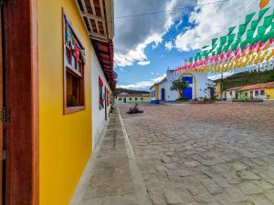 una strada in una città con edifici colorati di Casita Amarela na rua mais charmosa de Mucugê - BA a Mucugê