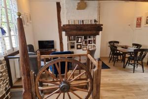 オンフルールにあるLa Terrasse Notre Dame - Character house - 4P - Center Honfleurの木製の車輪付きの部屋