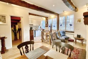 オンフルールにあるLa Terrasse Notre Dame - Character house - 4P - Center Honfleurのテーブルと椅子のあるキッチンとリビングルーム