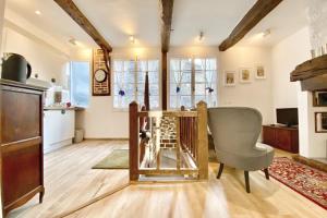 een woonkamer met een tafel en een stoel bij La Terrasse Notre Dame - Karakteristiek huis - 4P - Centre Honfleur in Honfleur