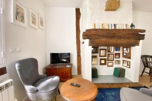 een woonkamer met een stoel en een tafel bij La Terrasse Notre Dame - Karakteristiek huis - 4P - Centre Honfleur in Honfleur