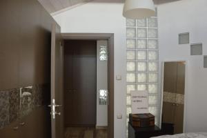 um quarto com uma porta com um sinal em Ηλιόλουστη σοφίτα Scandinavian αισθητικής. em Xanthi