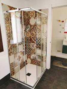 a glass elevator in a room with a decorative wall at Casa turística a Ardiña in Caldas de Reis +32 photos